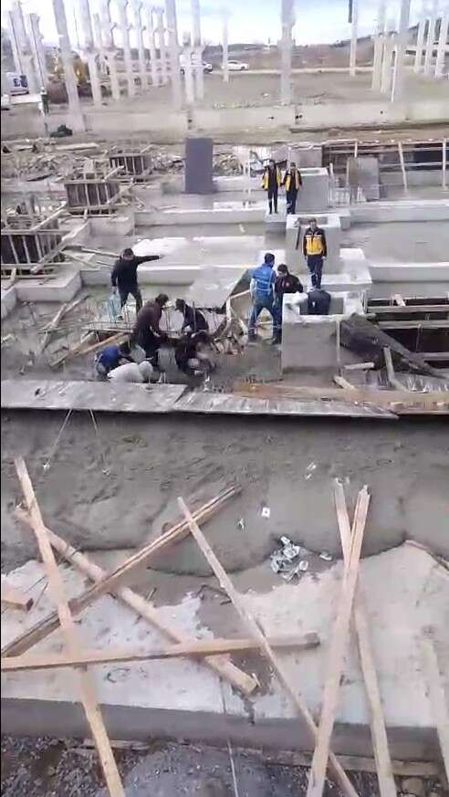 İşçiler tonlarca betonun altında kaldı! 1 ölü, 2 yaralı var 5